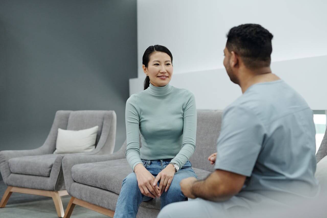 mental-health-therapy-discussion Patient talking with therapist in a comfortable mental health care setting